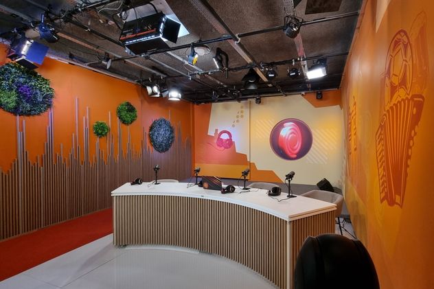 Diseñado para producciones en vivo, el flamante set cuenta con tecnología de última generación, espacios versátiles y una estética moderna adaptada a los nuevos formatos digitales.