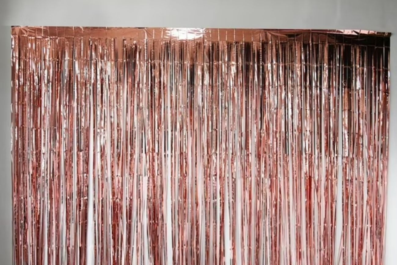 El truco viral para decorar una fiesta con papel aluminio y gastar muy poco.