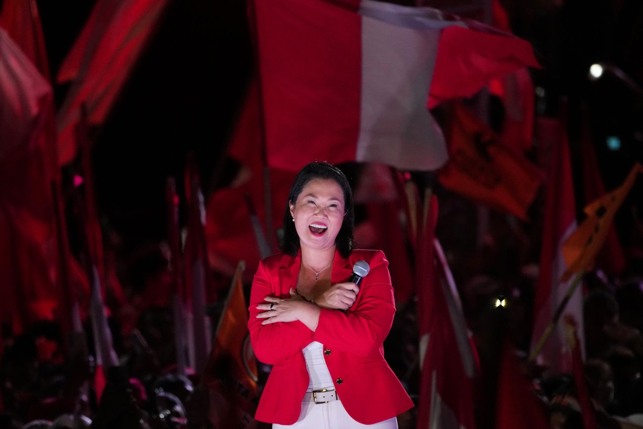 Keiko Fujimori gana la elección de Perú por una escasa diferencia de votos.