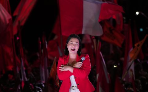 Keiko Fujimori gana la elección de Perú por una escasa diferencia de votos.
