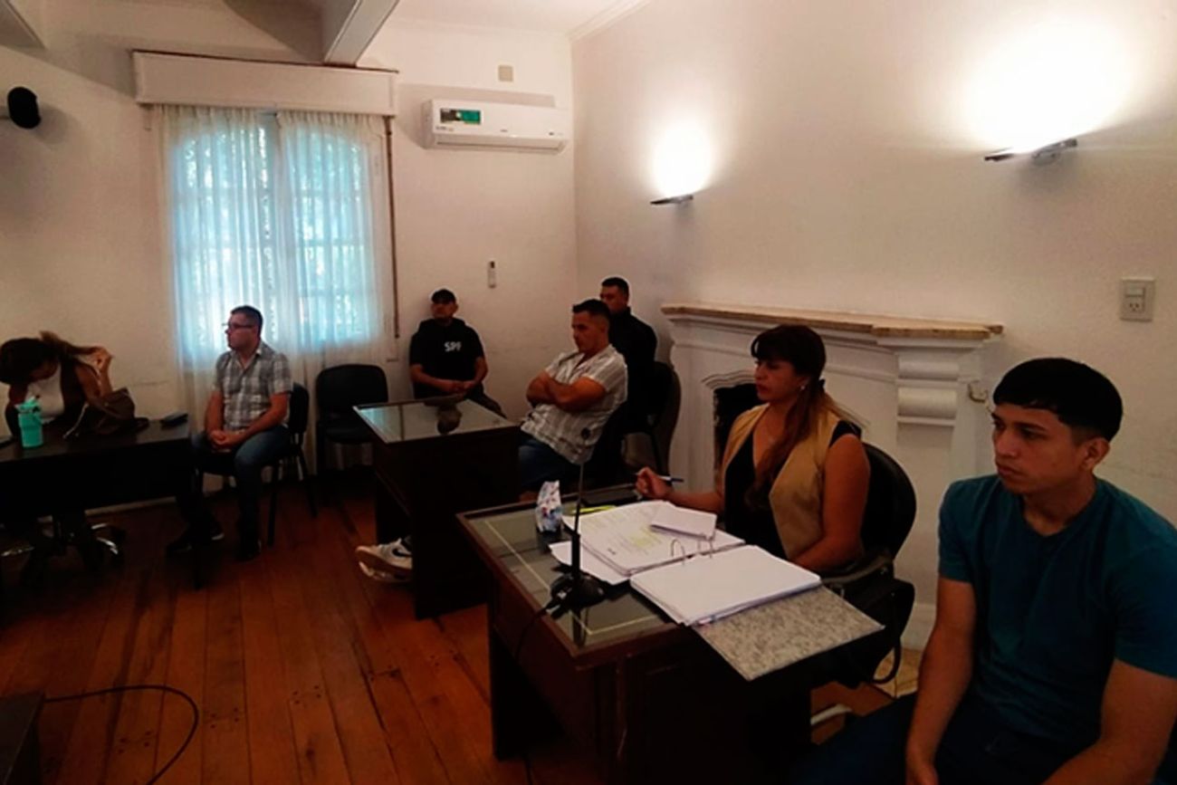 Los imputados Adrián Emilio Escarlata, el cabo primero de Gendarmería Diego Hernán Delgado y Francisco Agustín Flores, durante el alegato fiscal. (Sebastián Rodríguez/Ministerio Público Fiscal).