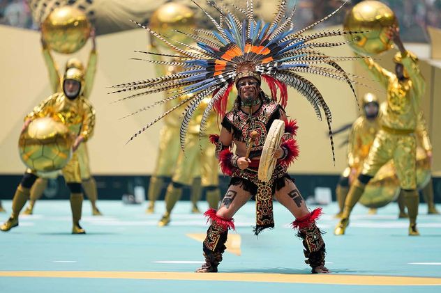 Artistas en el campo durante la ceremonia de apertura antes del inicio del partido de fútbol del Grupo A de la Copa Mundial entre México y Sudáfrica en la Ciudad de México, el jueves 11 de junio de 2026.