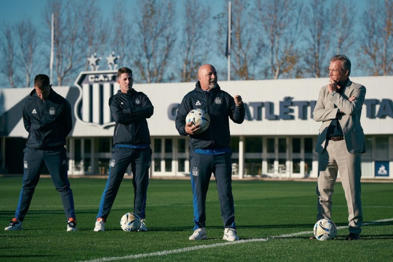 Jorge Sampaoli, su cuerpo técnico y Andrés Fassi en el predio de Talleres.