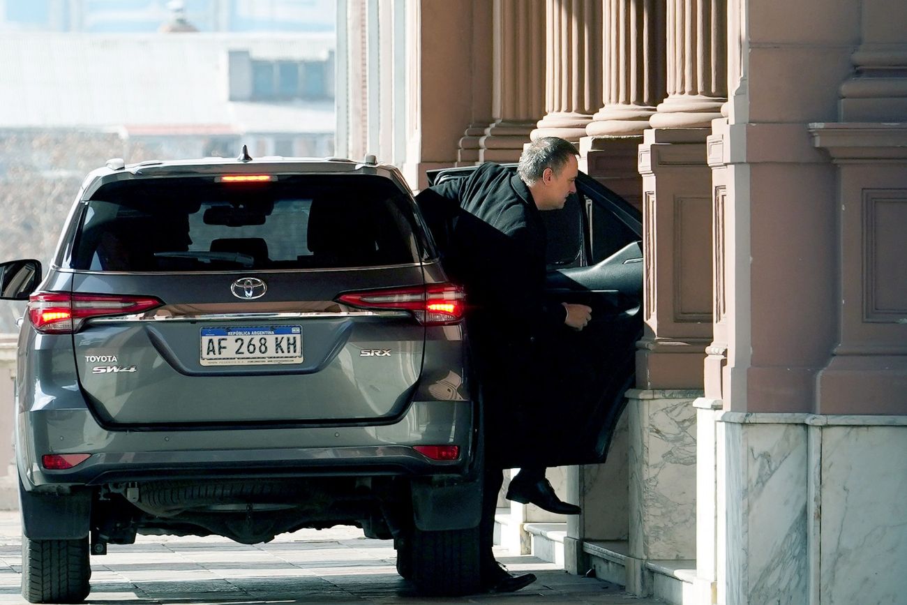 Manuel Adorni, llegando este jueves a la Casa Rosada. El jefe de Gabinete encabezó la reunión de la mesa política del oficialismo. El encuentro habría sido tenso, por las críticas del Patricia Bullrich. (Gentileza Clarín)