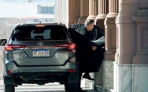 Manuel Adorni, llegando este jueves a la Casa Rosada. El jefe de Gabinete encabezó la reunión de la mesa política del oficialismo. El encuentro habría sido tenso, por las críticas del Patricia Bullrich. (Gentileza Clarín) 
