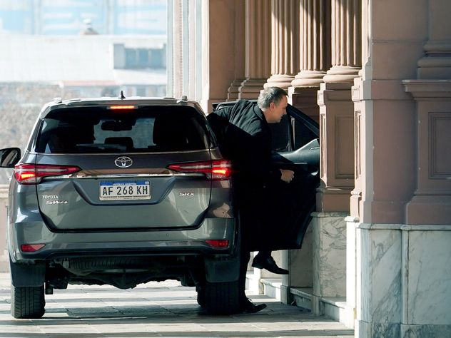 Manuel Adorni, llegando este jueves a la Casa Rosada. El jefe de Gabinete encabezó la reunión de la mesa política del oficialismo. El encuentro habría sido tenso por las críticas de Patricia Bullrich. (Gentileza Clarín)