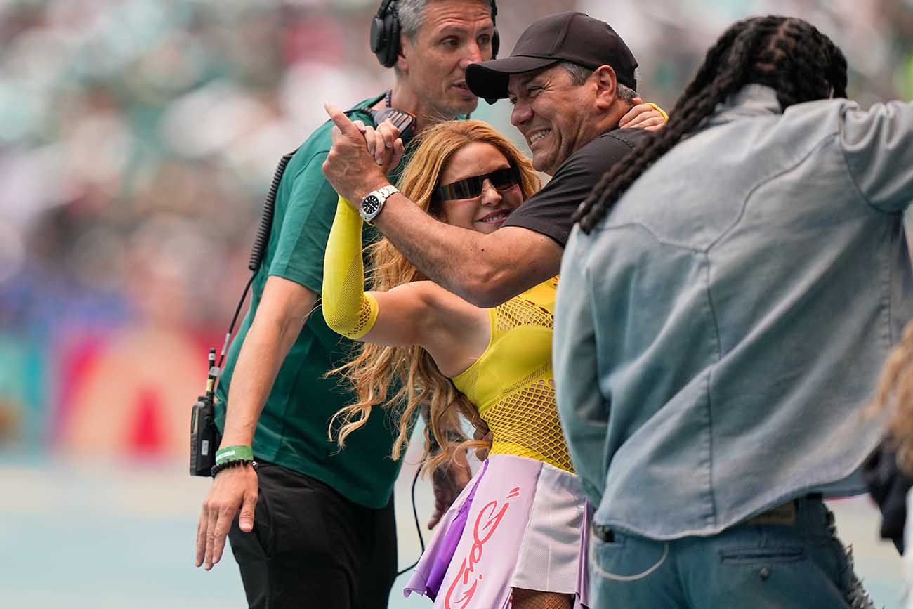 La artista colombiana Shakira baila con su hermano Antonio Mebarak mientras espera actuar durante la ceremonia de apertura antes del inicio del partido de fútbol del Grupo A de la Copa Mundial entre México y Sudáfrica en la Ciudad de México, el jueves 11 de junio de 2026.