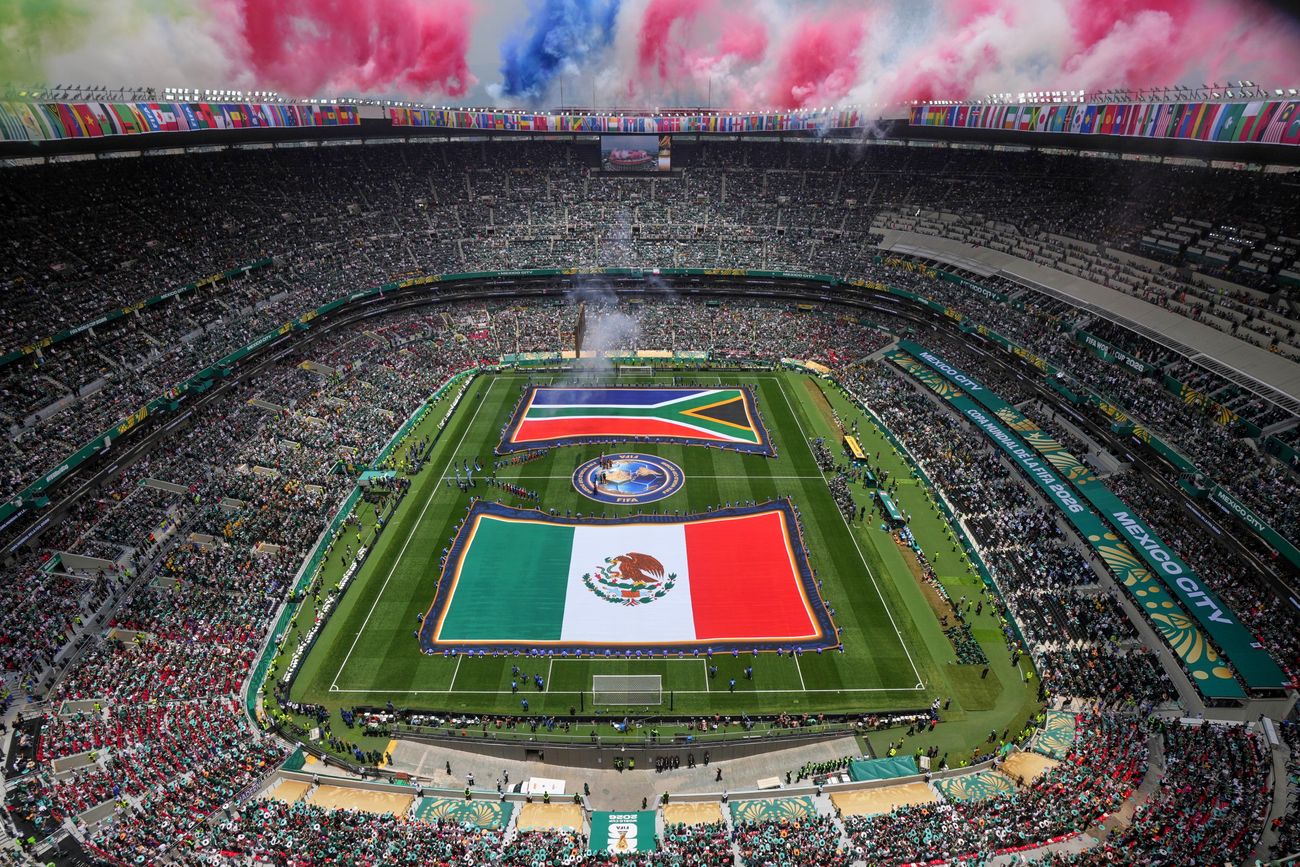 El imponente Estadio Azteca contó con más de 80 mil espectadores, aunque la Fifa debió bajar el precio de las entradas a último momento.
