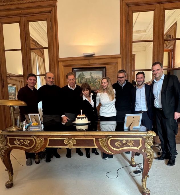 Cuando las versiones hablaban de una reunión tensa, Karina Milei publicó esta noche una foto con los integrantes de la mesa política, festejando el cumpleaños de Patricia Bullrich. Apareció la torta que prometió Adorni. (Redes sociales)
