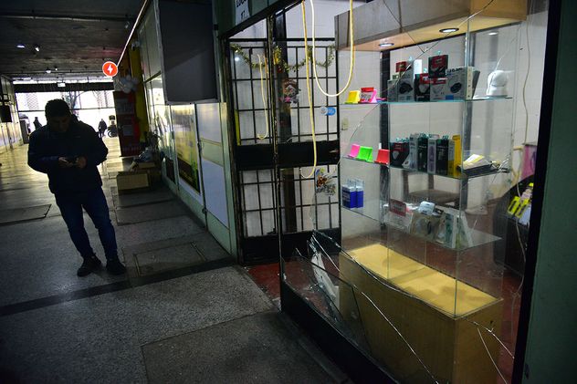 Entró a robar en una galería de la calle Humberto Primo antes de General Paz y rompió 10 locales.