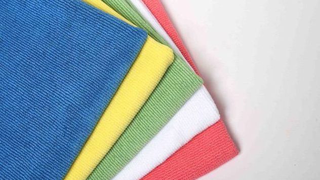 Los colores de los paños de limpieza no son decorativos: cada uno está destinado a un ambiente específico para evitar la contaminación cruzada dentro del hogar.