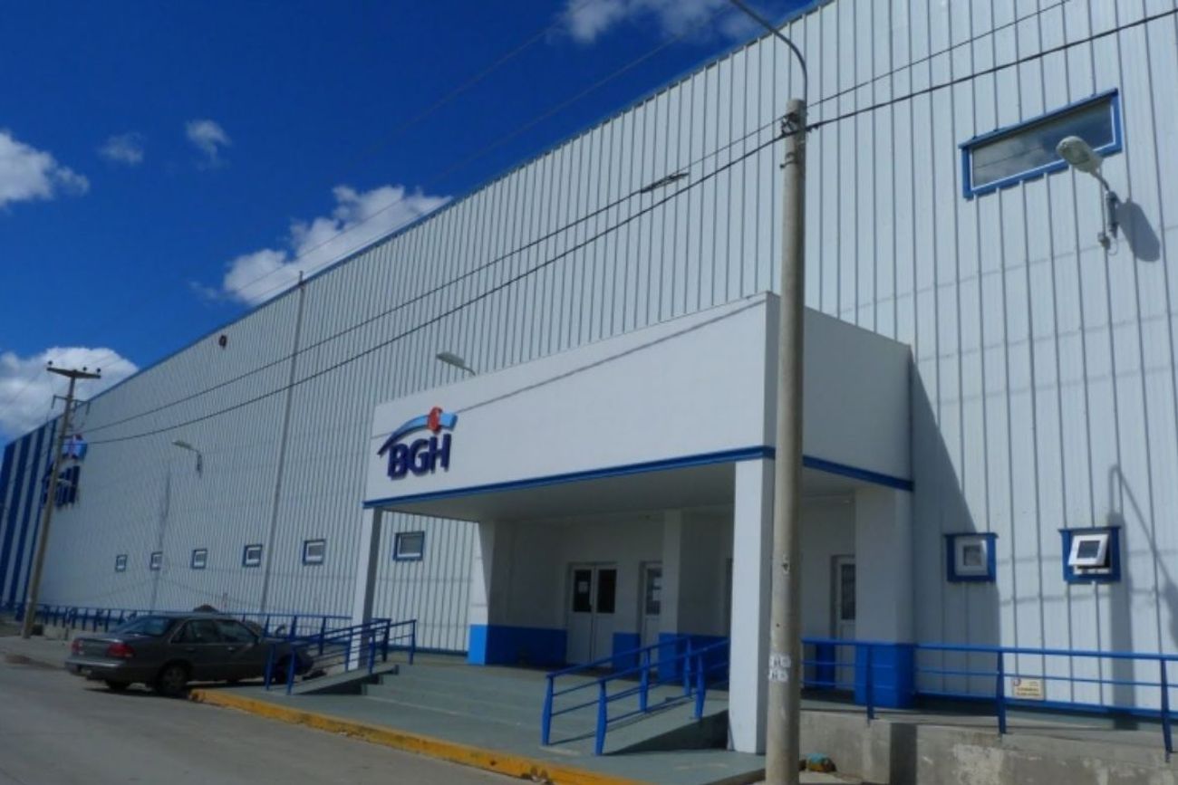 Una histórica empresa patagónica frenó su producción por bajas ventas y puso en alerta a mil trabajadores.