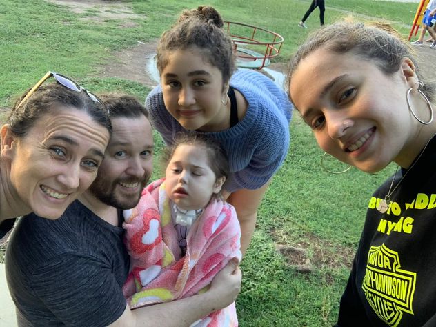 La familia con Isabela después del accidente. Pudieron hacer muy poquitos paseos. Murió casi tres años después del accidente.