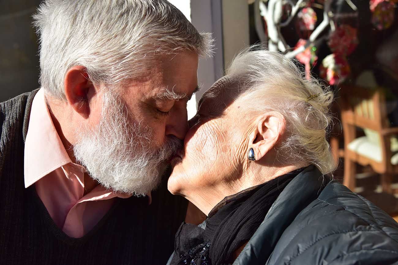 Renee 91 y Daniel 71. Amores Mayores. La historia de la pareja que se conoció en el hogar de día Las Gracias.