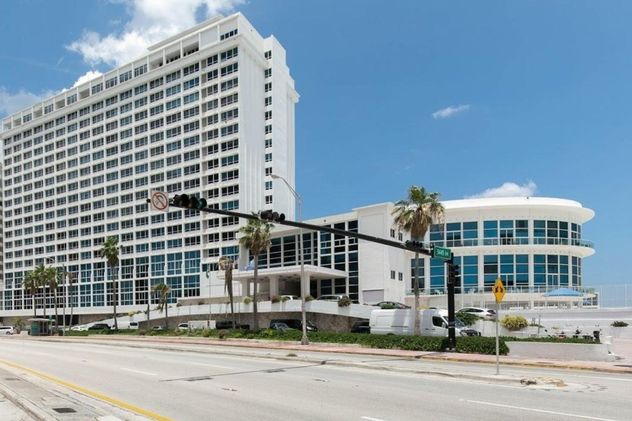 Ubicado sobre Collins Avenue, New Point Miami combina cercanía a la playa con una ubicación estratégica para moverse por la ciudad.
