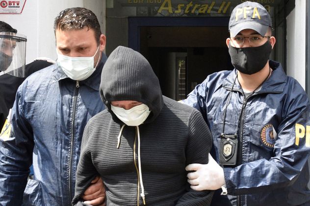 Detenido. Luis Olmedo, cuando fue detenido en su departamento de Nueva Córdoba. (Ramiro Pereyra / La Voz)