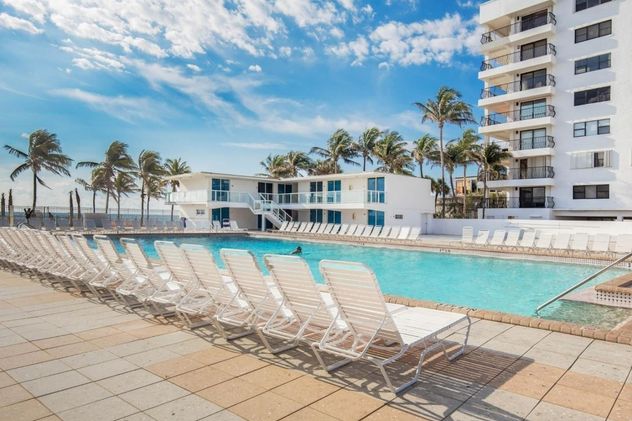 Piscina, gimnasio, cancha de tenis y servicio de playa forman parte de las comodidades disponibles para los huéspedes.