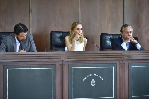 Tribunal. El tribunal que condenó a Olmedo y los otros responsables de la venta de examen, integrado por Julián Falcucci, Carolina Prado (presidenta) y Jaime Díaz Gavier. (Ramiro Pereyra / La Voz)