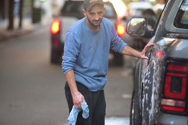 Mauricio, exnaranjita que ahora lava autos en la calle Ayacucho.