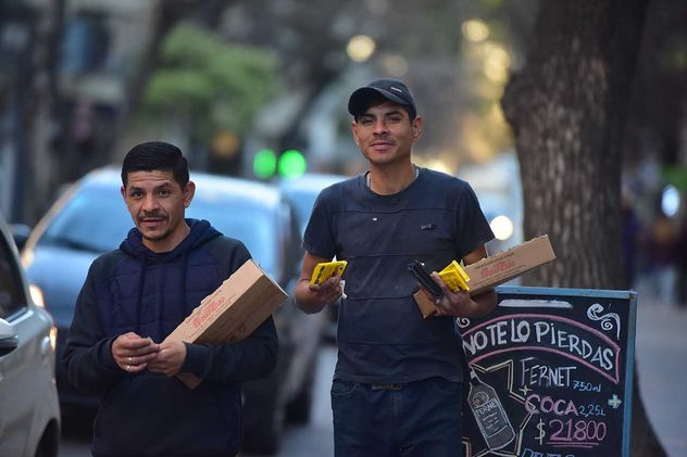 Héctor y Matías, exlimpiavidrios que ahora venden en la calle.