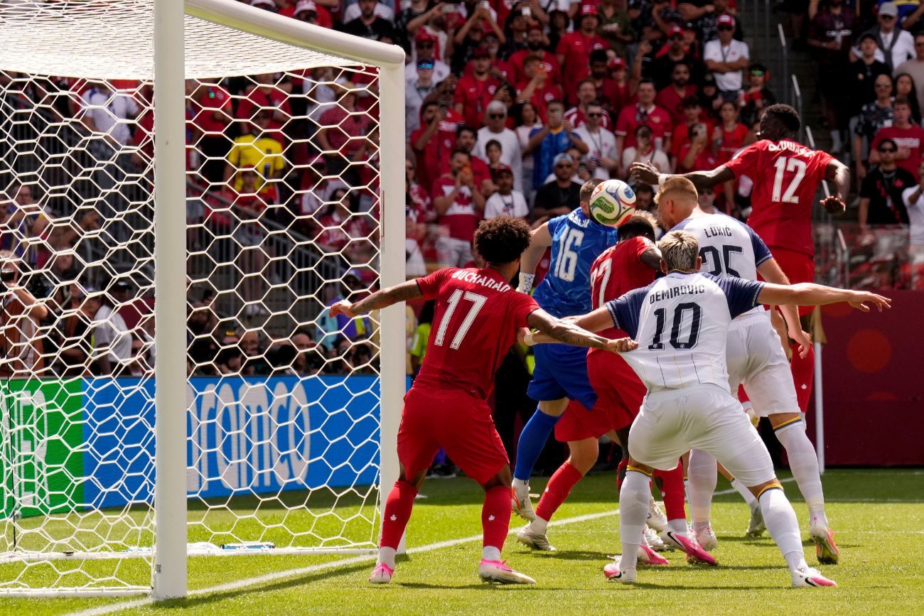 Canadá en su partido debut en el Mundial, ante Bosnia.