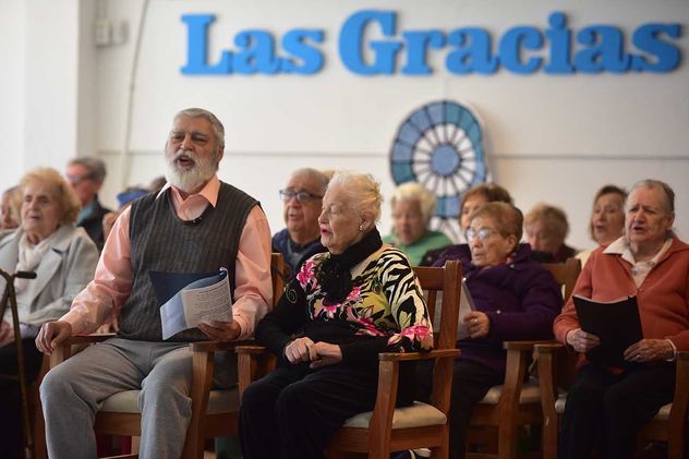 Renée, de 91, y Daniel, de 71. Amores Mayores. La historia de la pareja que se conoció en el hogar de día Las Gracias. 