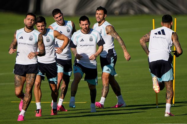 Con Messi a la cabeza, el entrenamiento de la selección argentina en Kansas.