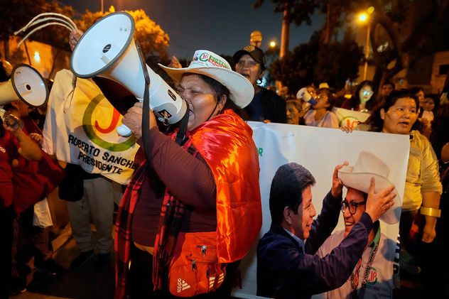 Keiko Fujimori amplía su ventaja por 1.303 votos sobre Sánchez en la elección más reñida de la historia de Perú.
Foto: AP