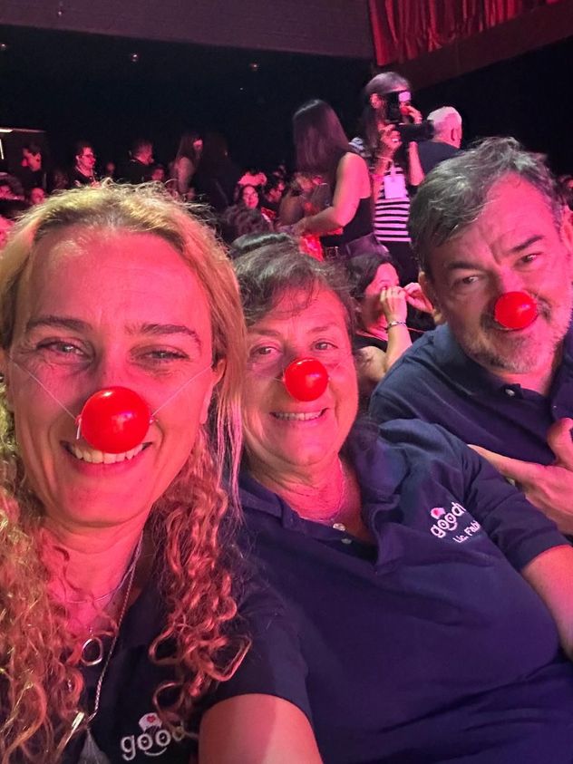 Los tres fundadores de Good Will, Agustina, Fabiana y Fabián, en un evento de recaudación de fondos de Ecoa.