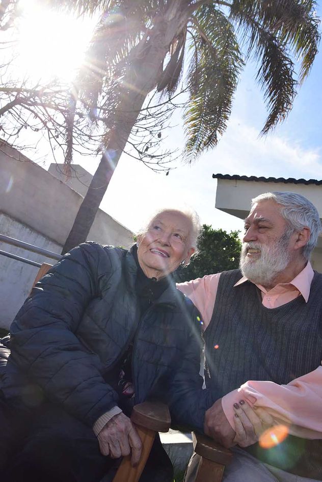 Renée, de 91, y Daniel, de 71. Amores Mayores. La historia de la pareja que se conoció en el hogar de día Las Gracias. 