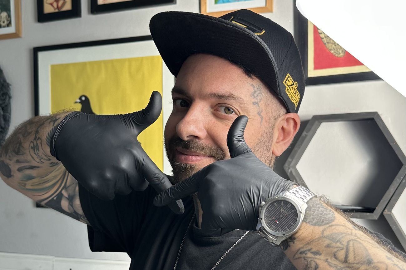 Andy Menavide presenta un nuevo local de tatuajes en barrio Guemes.