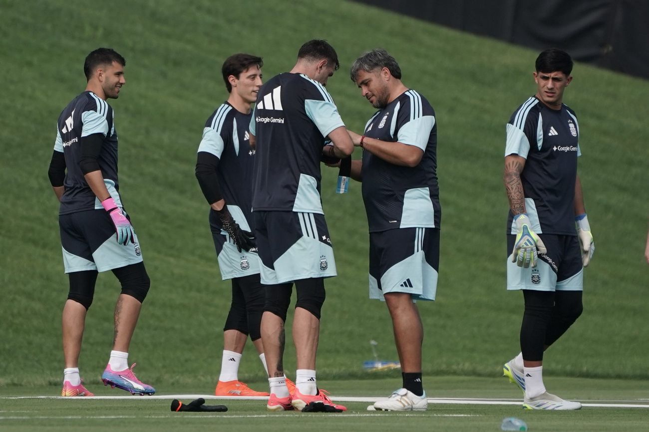Emiliano "Dibu" Martínez, bajo la lupa en el entrenamiento de este viernes.