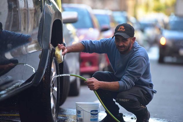 Mauricio, exnaranjita que ahora lava autos en el Centro.