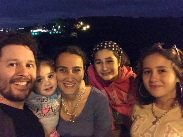 Agustina y Juan con Isabela, la más chiquita, con Catalina y Camila.