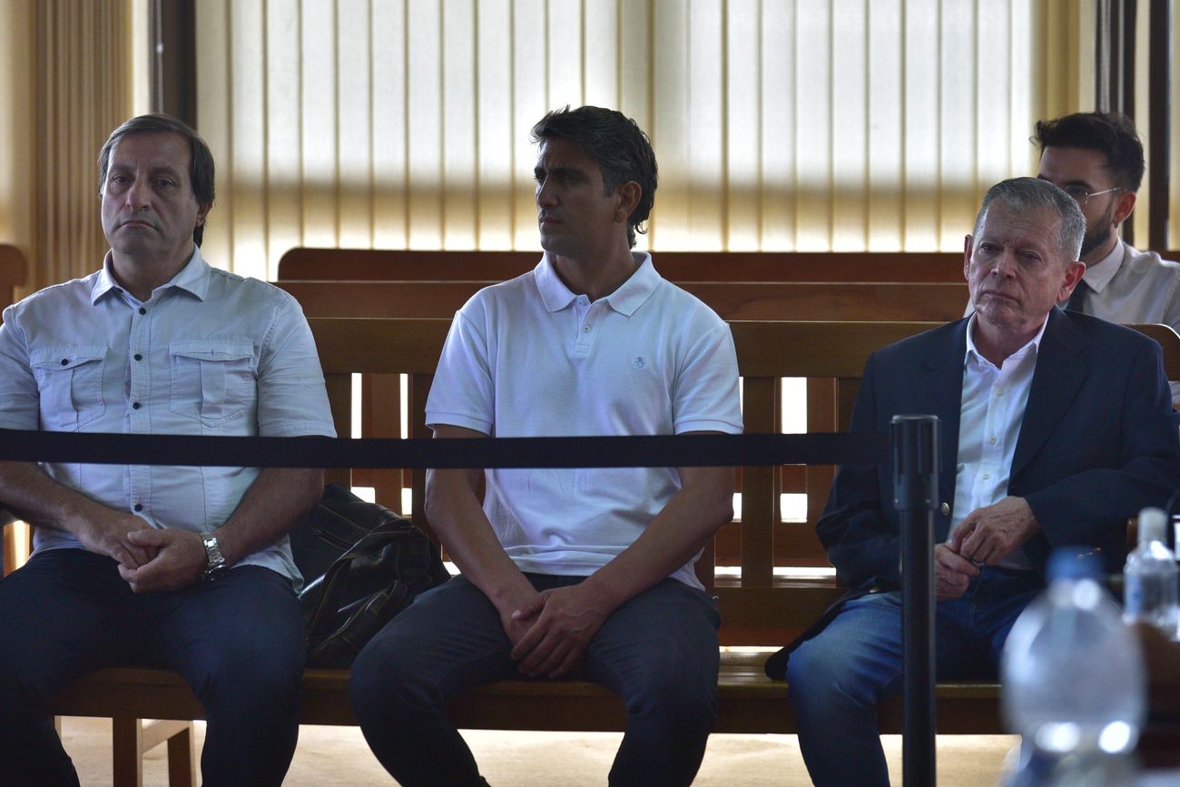 Profesor y cómplices. El profesor Luis Olmedo (derecha) junto a los condenados por explotar la academia privada que debían cursar los alumnos de Odontología para aprobar. (Ramiro Pereyra / La Voz)