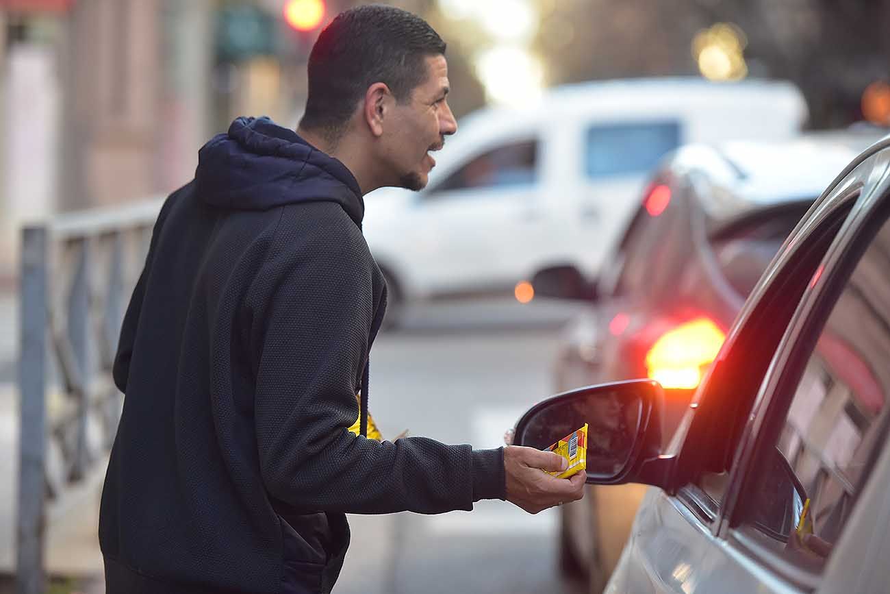 Héctor y Matías, exlimpiavidrios que ahora venden en la calle.