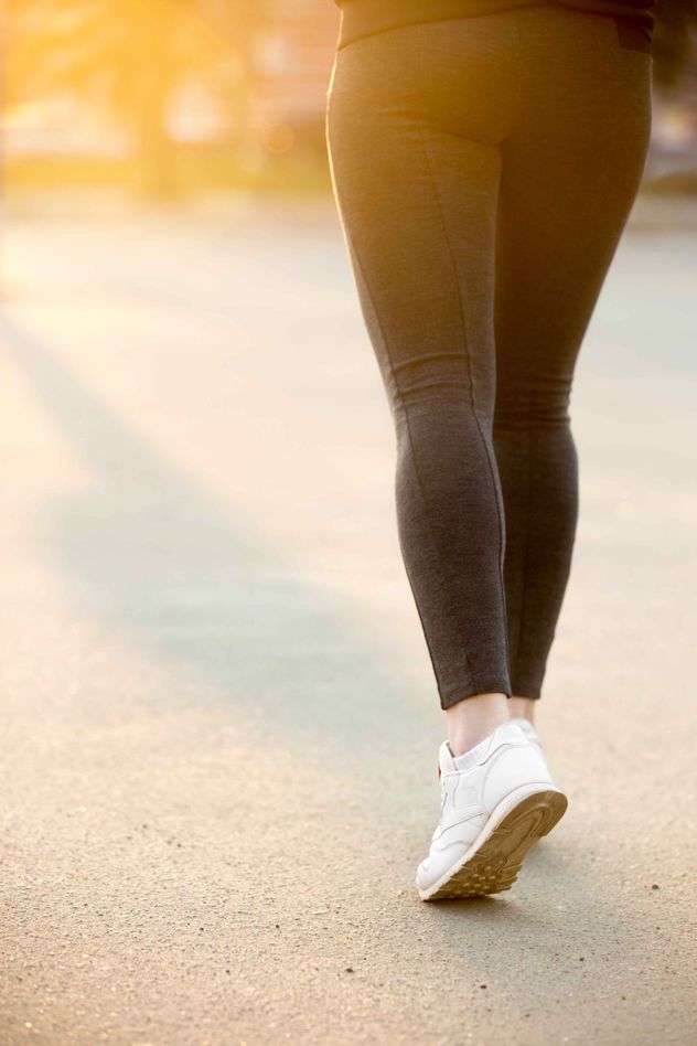 Caminar hacia atrás es útil para aumentar el gasto energético, activar musculatura diferente y aportar variedad al entrenamiento cardiovascular.