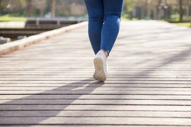 Caminar hacia atrás es útil para aumentar el gasto energético, activar musculatura diferente y aportar variedad al entrenamiento cardiovascular.
