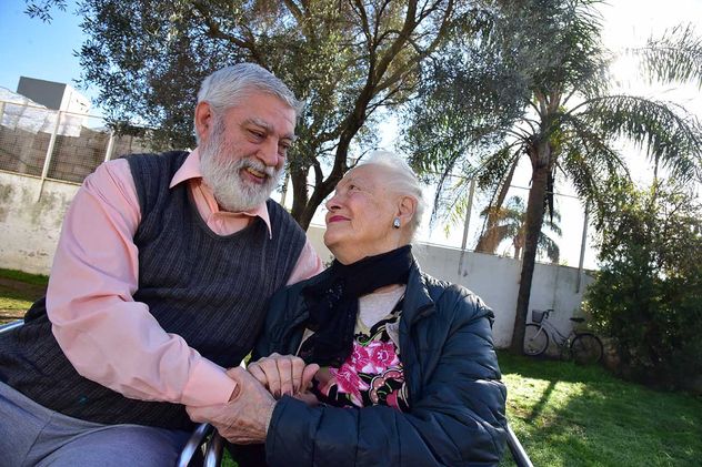 Renée, de 91, y Daniel, de 71. Amores Mayores. La historia de la pareja que se conoció en el hogar de día Las Gracias.  