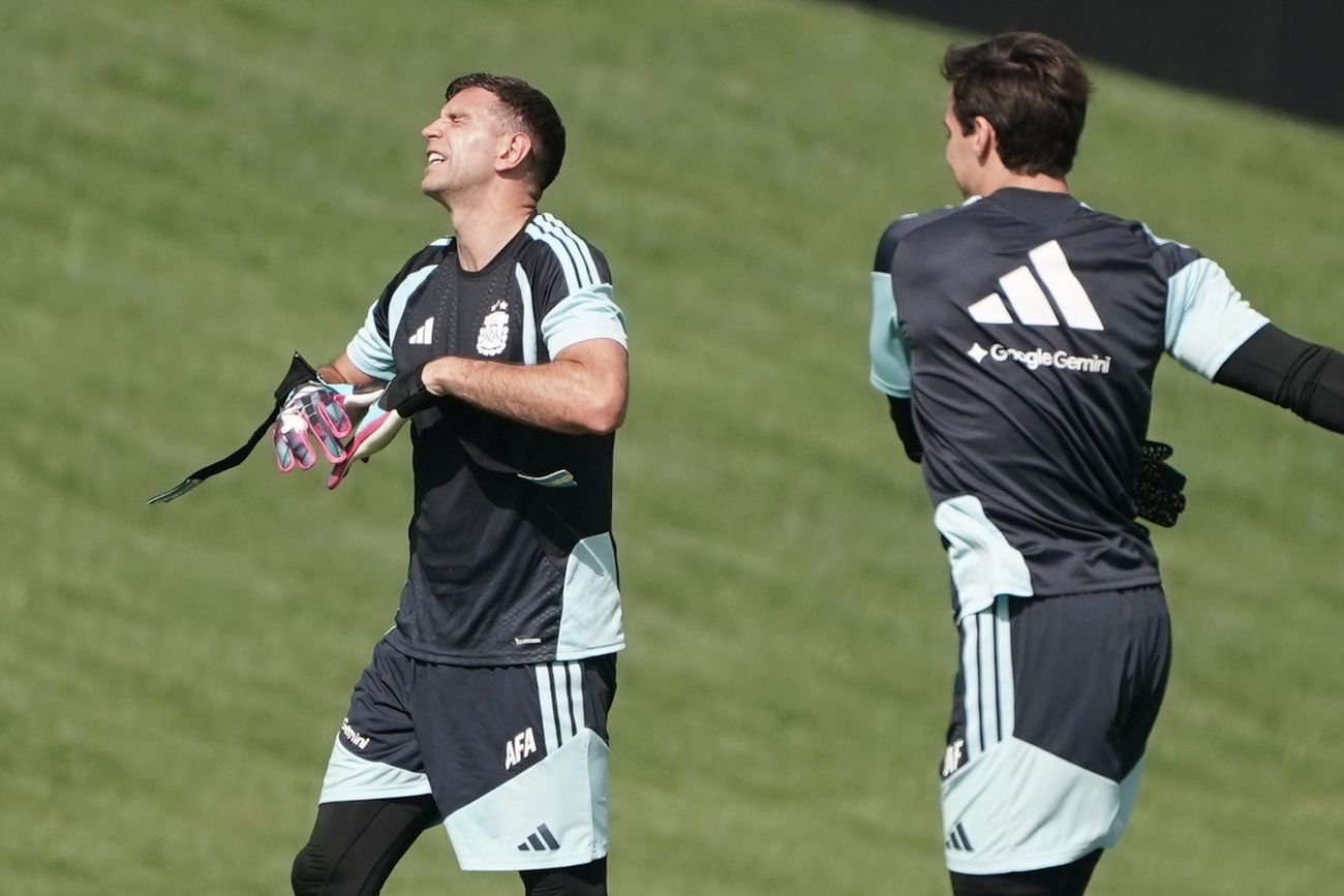 Emiliano "Dibu" Martínez, bajo la lupa en el entrenamiento de este viernes.