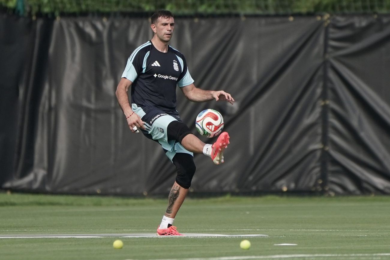 Emiliano "Dibu" Martínez, bajo la lupa en el entrenamiento de este viernes.
