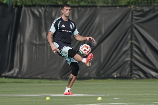 Emiliano "Dibu" Martínez, bajo la lupa en el entrenamiento de este viernes.