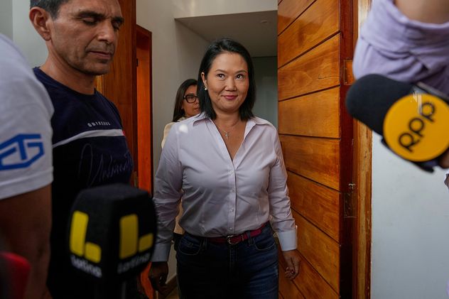 Keiko Fujimori amplía su ventaja por 1.303 votos sobre Sánchez en la elección más reñida de la historia de Perú.
Foto: AP