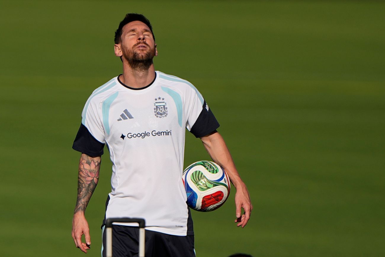 Messi se entrena con la selección argentina en Kansas.