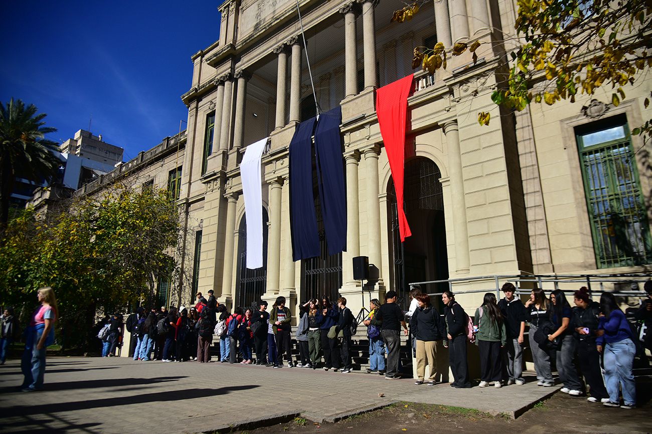 142 años del Carbó: más de 1.500 estudiantes participaron del abrazo simbólico al colegio. 
