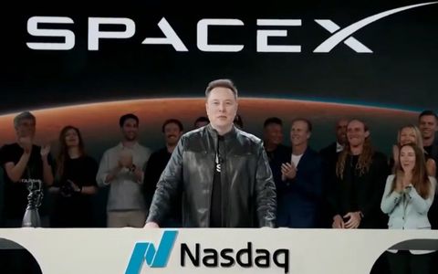 Elon Musk se convirtió en el primer billonario del mundo tras el debut de SpaceX en Wall Street.