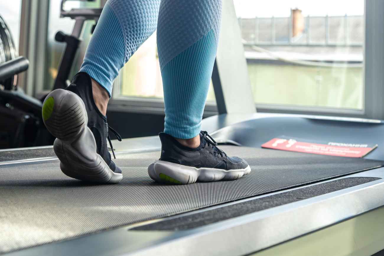Caminar hacia atrás es útil para aumentar el gasto energético, activar musculatura diferente y aportar variedad al entrenamiento cardiovascular.