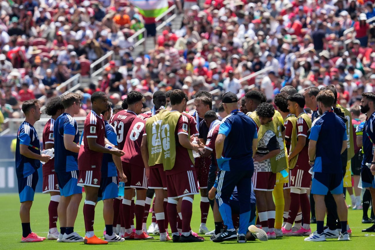 Pausa de hidratación durante el partido entre Qatar y Suiza.