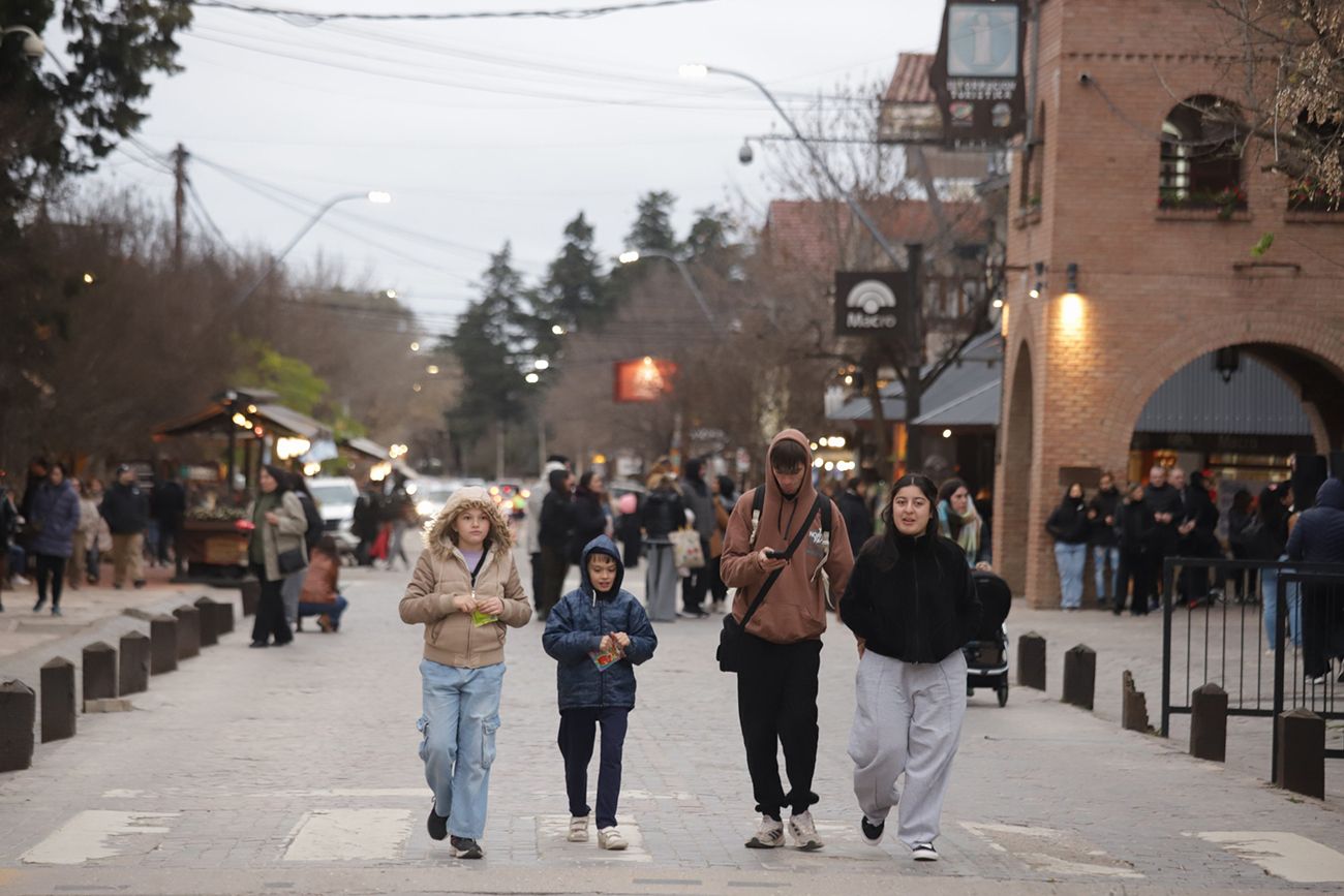 Turistas en el centro de Villa General Belgrano en invierno.