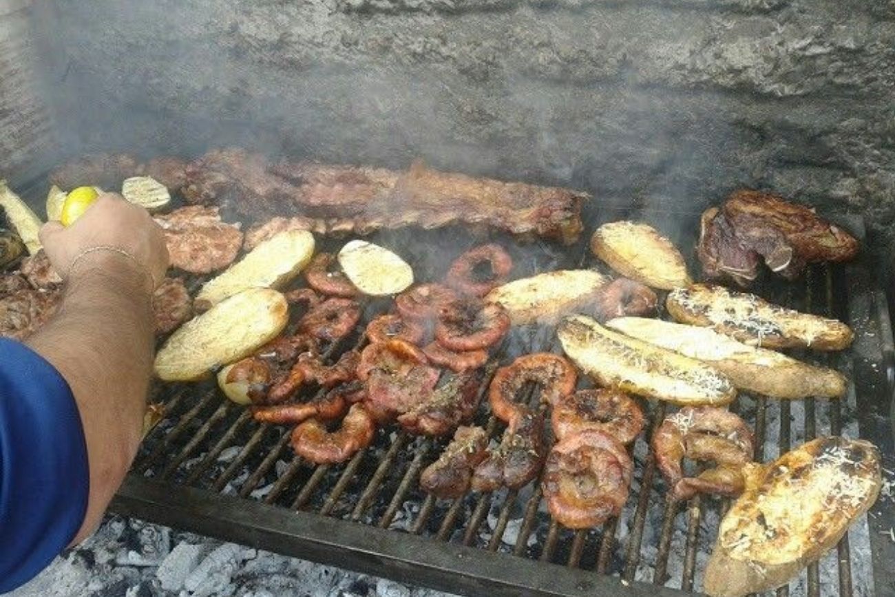 Asado entre amigos: la guía para calcular carne y achuras sin errores.